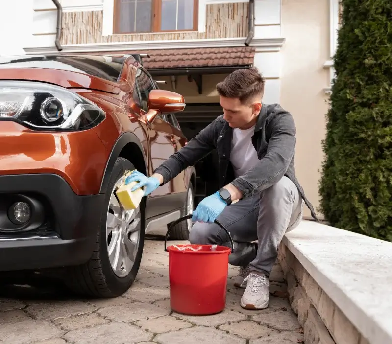 Lavage auto à domicile Santranges : professionnel intervenant sur un véhicule